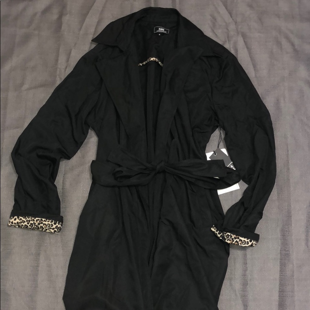 Lightweight jacket with tie band at waist